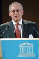 Ted Nield as Master of Ceremonies at the Global Launch of the International Year of Planet Earth, UNESCO, Paris February 2008